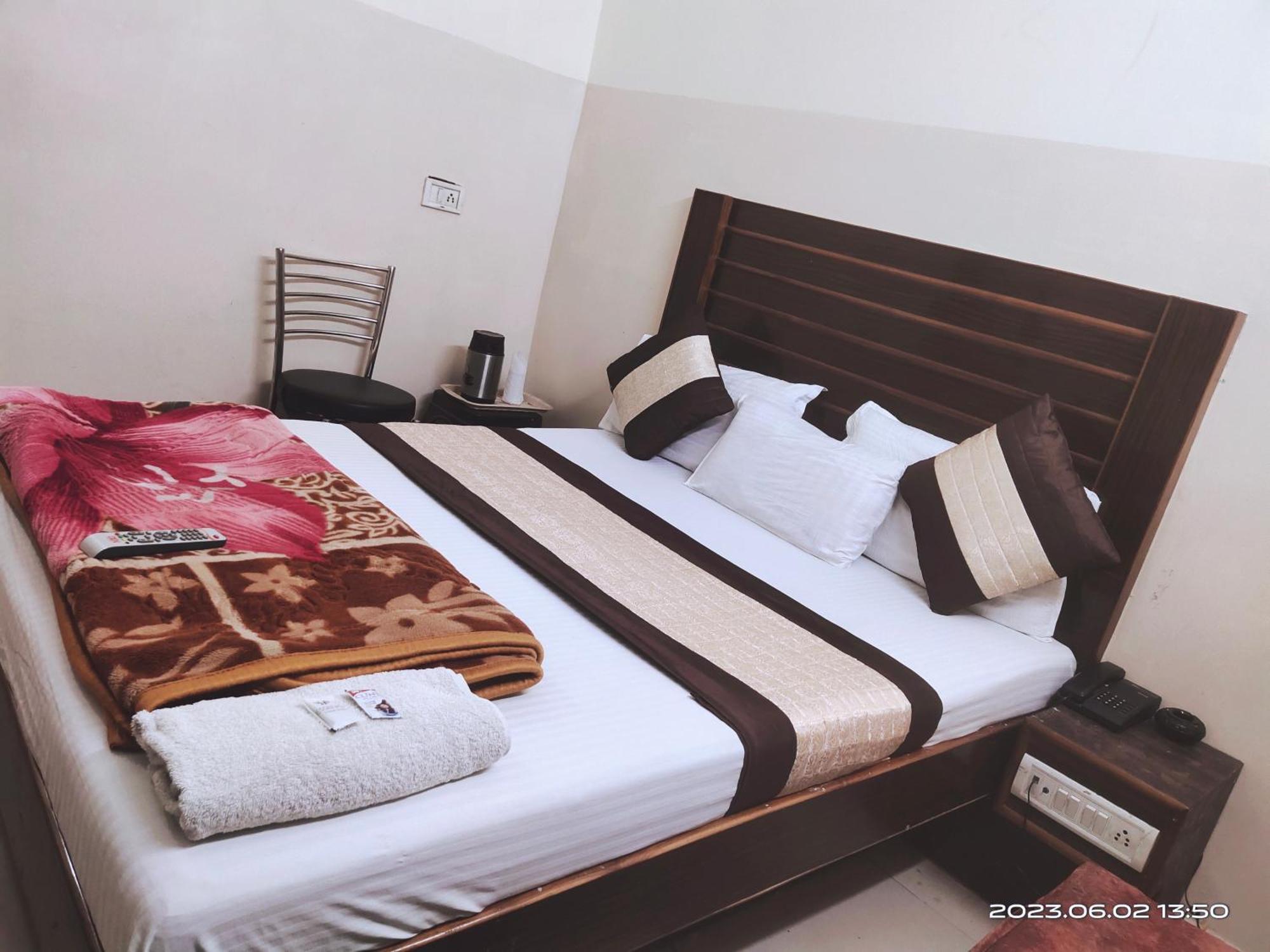 Hotel Diamond Нью-Дели Экстерьер фото